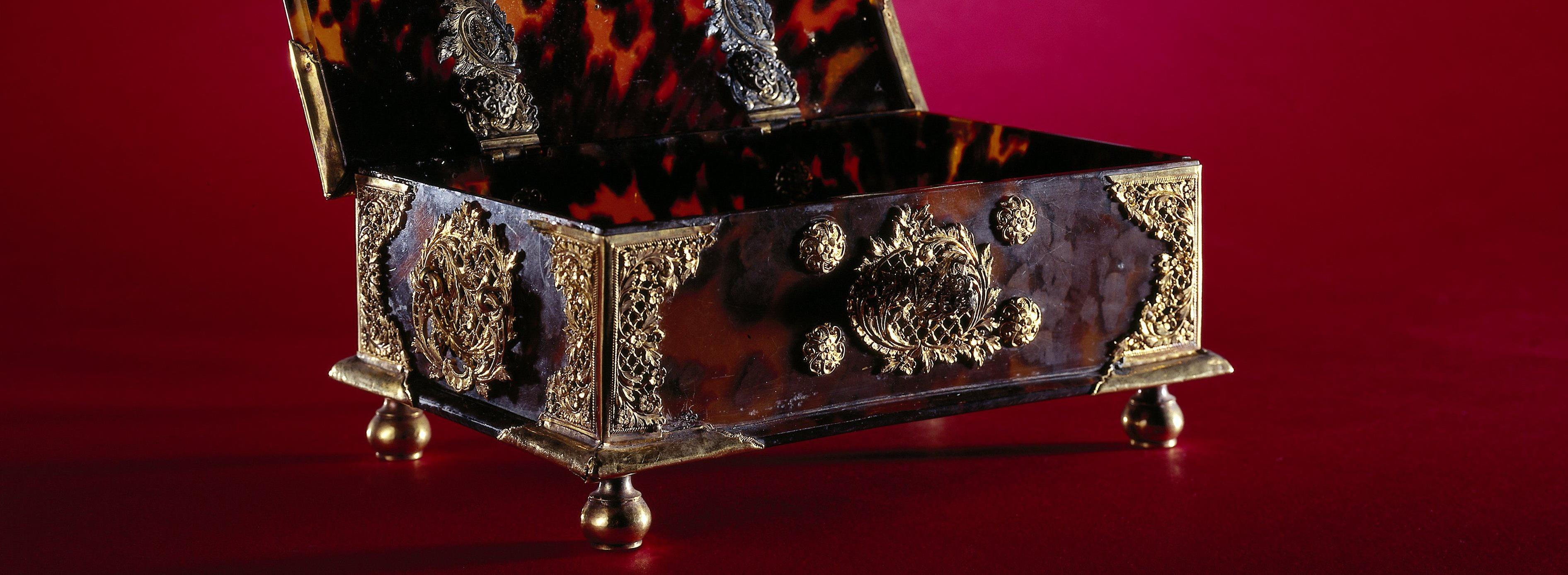 Kist van schildpad met beslag van goud en met klampen en sleutel van verguld zilver. Op vier balpoten van verguld koper, 1750 - 1775